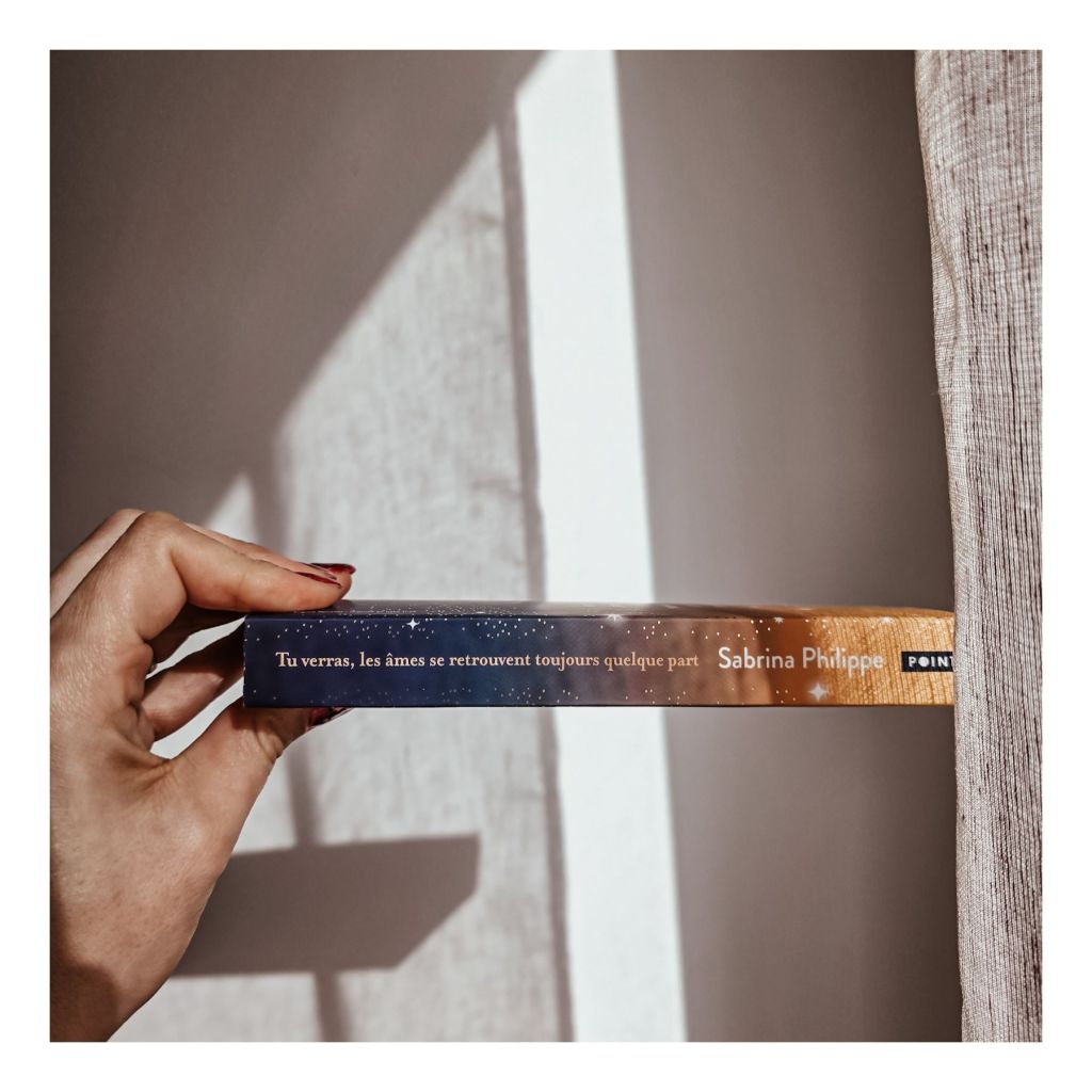 Tu verras, les âmes se retrouvent toujours quelque part de Sabrina Philippe, une réflexion douce et introspective sur l’amour, le destin et les rencontres qui marquent une vie.
